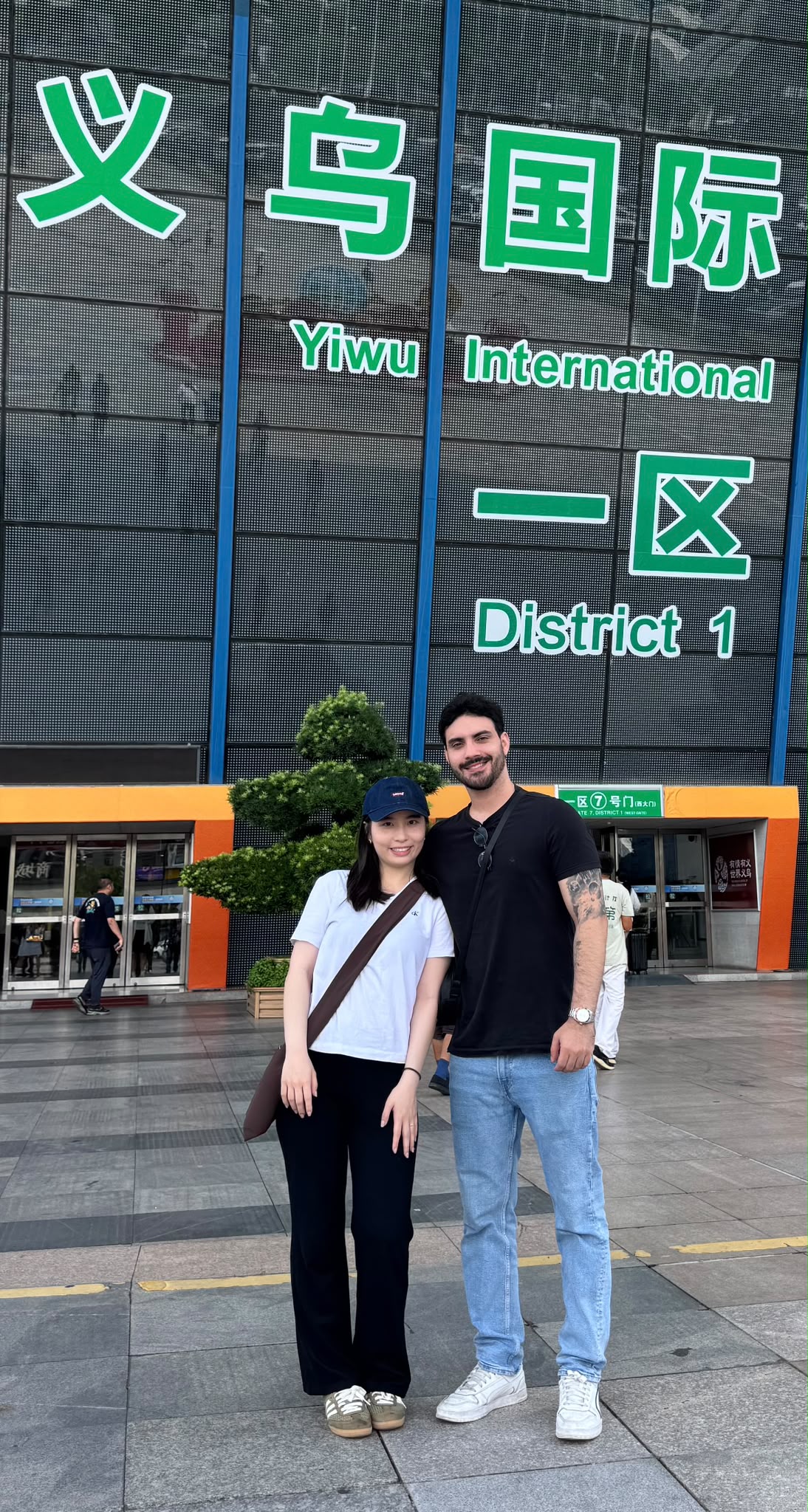 Fundadores da BaoLink no Yiwu International Trade Market, na China